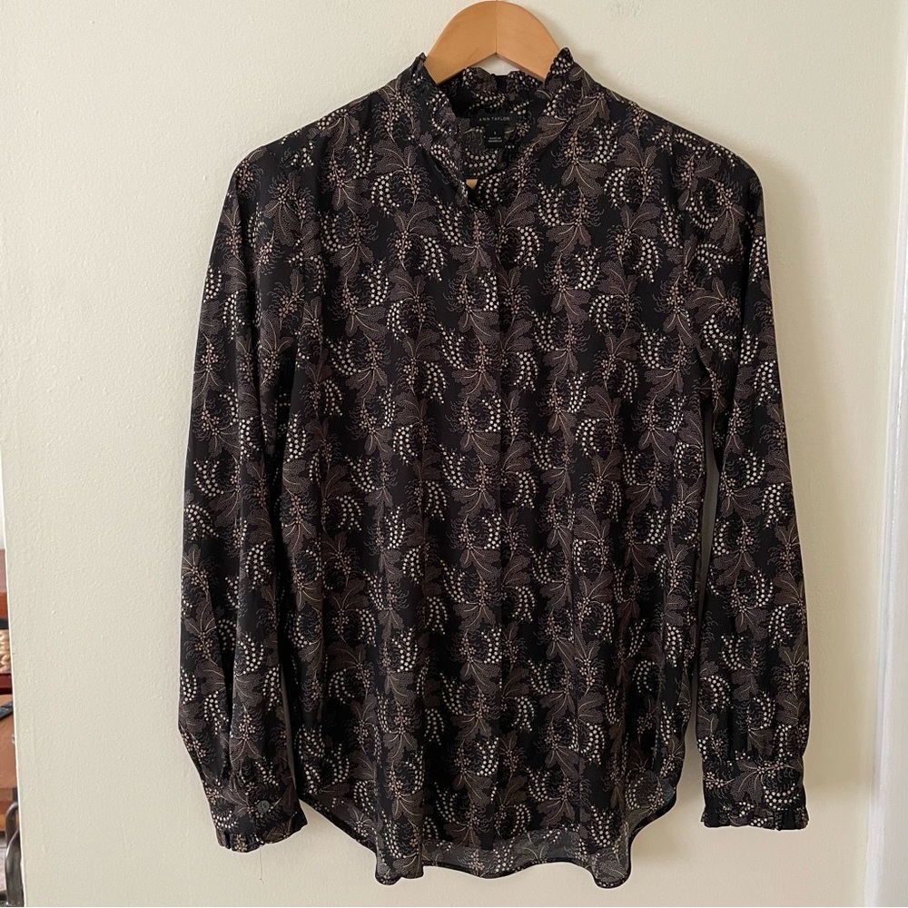 Like New 🤎 Ann Taylor Black and White Patterned Blouse - Picture 6 of 8